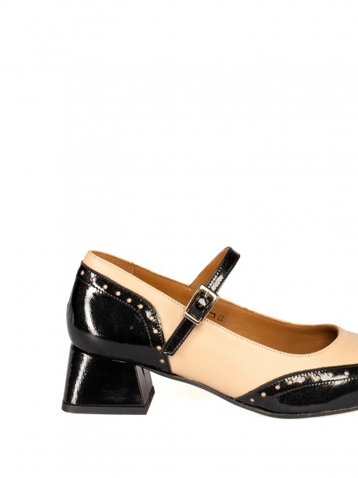 Medium heel shoe in leather and 
patent leather