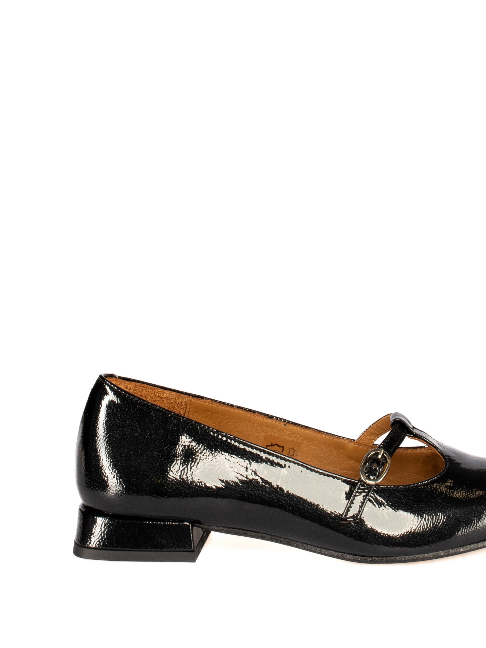Low heel patent leather shoe