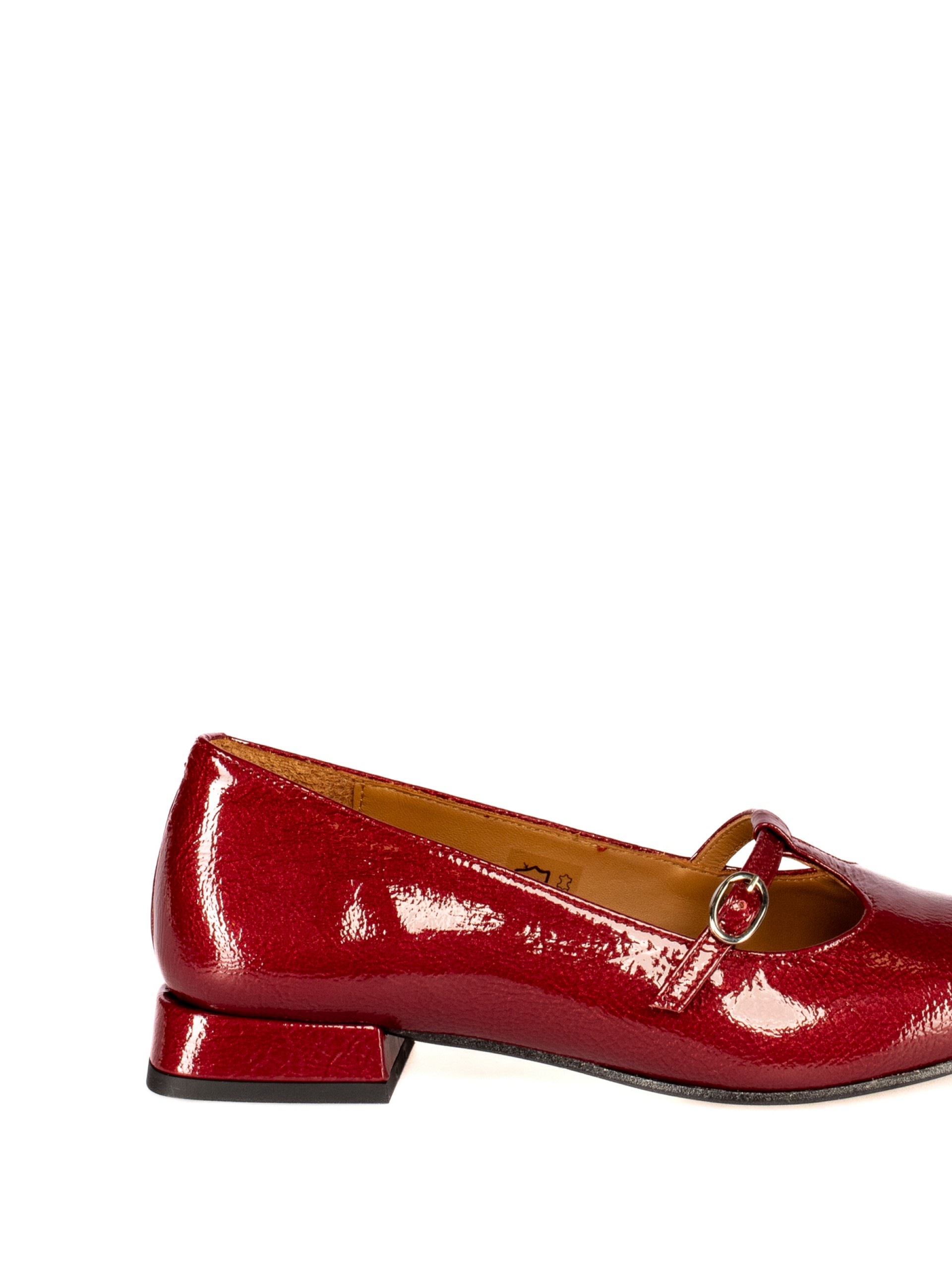 Low heel patent leather shoe