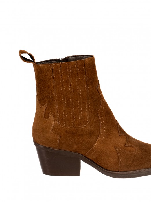 Suede Texan ankle boot with lined elastic