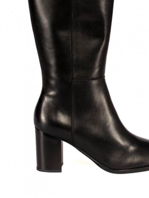 Bota de Cano Alto  em Pele