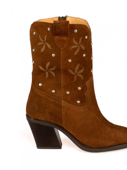 Meia bota em Camurça com tachas Meia bota em Camurça com tachas