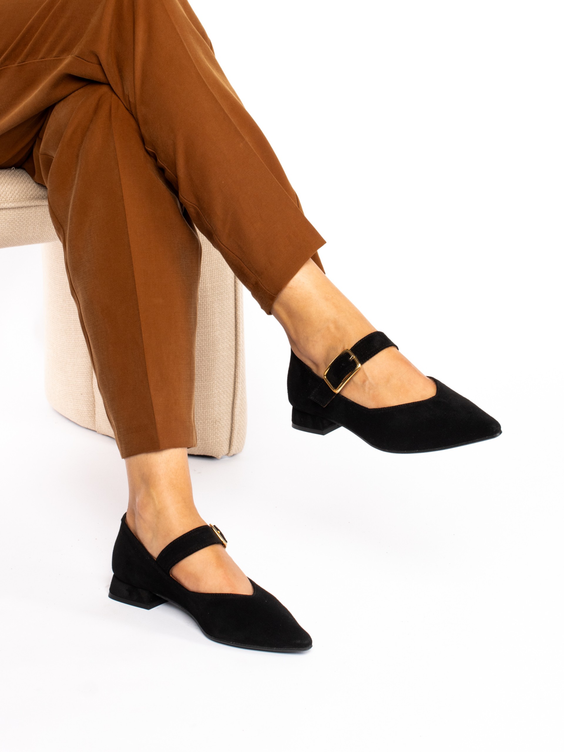 Suede buckle shoe
