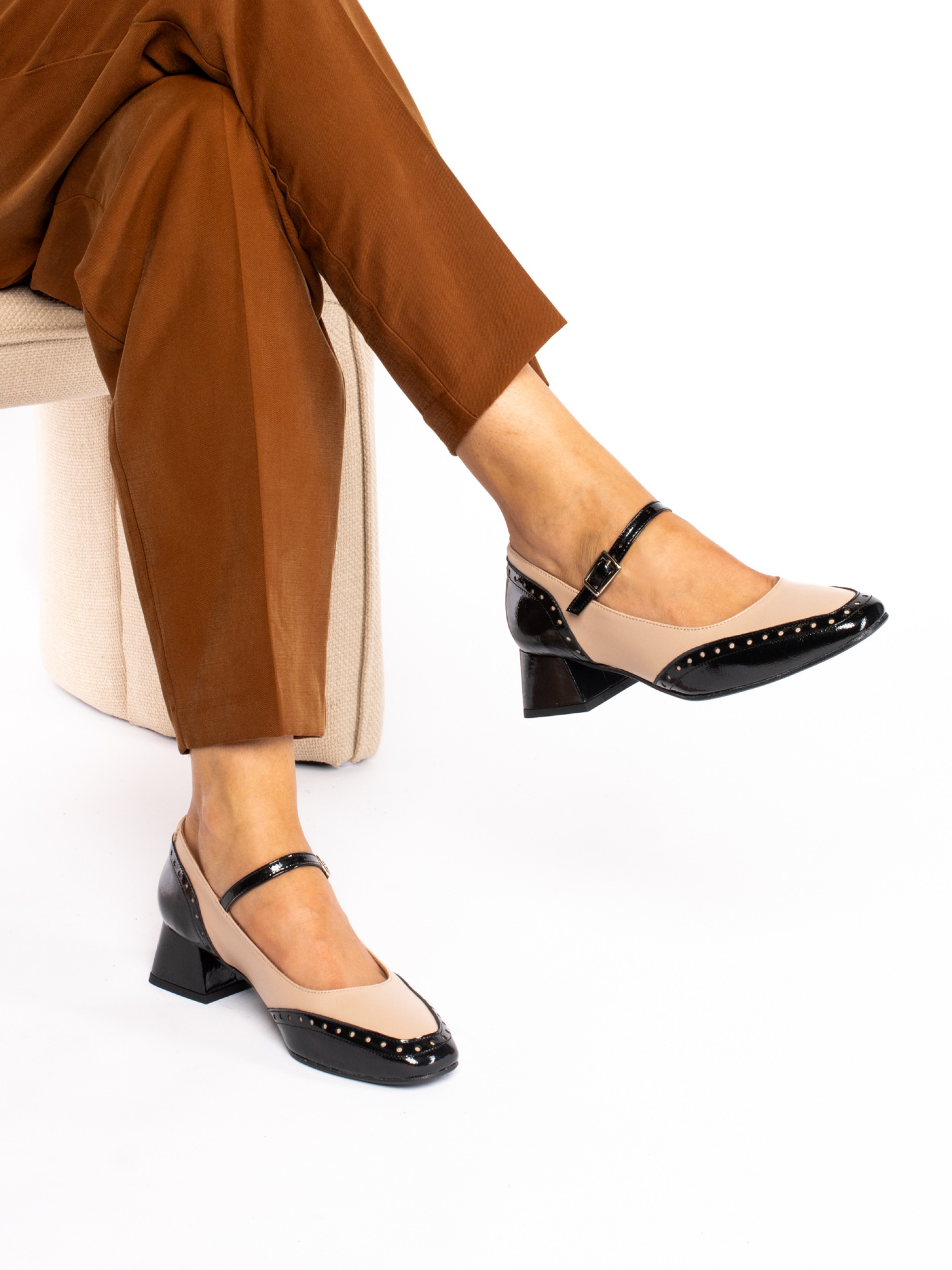 Medium heel shoe in leather and
patent leather