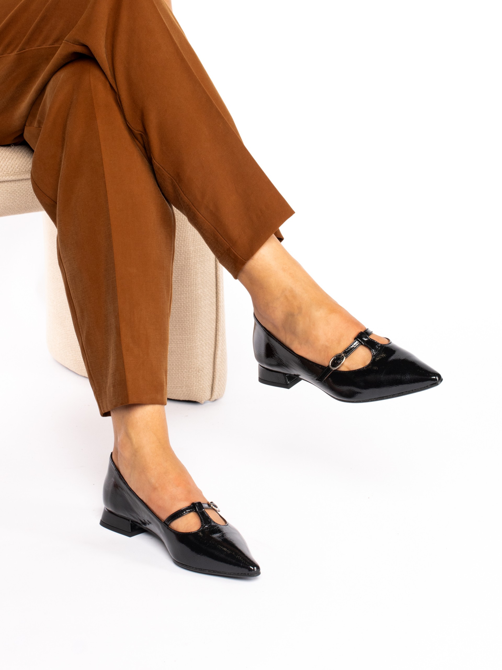 Low heel patent leather shoe