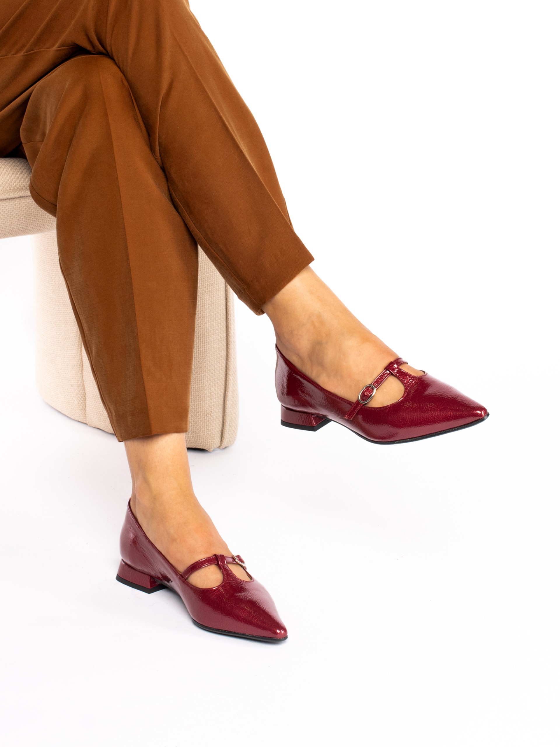 Low heel patent leather shoe