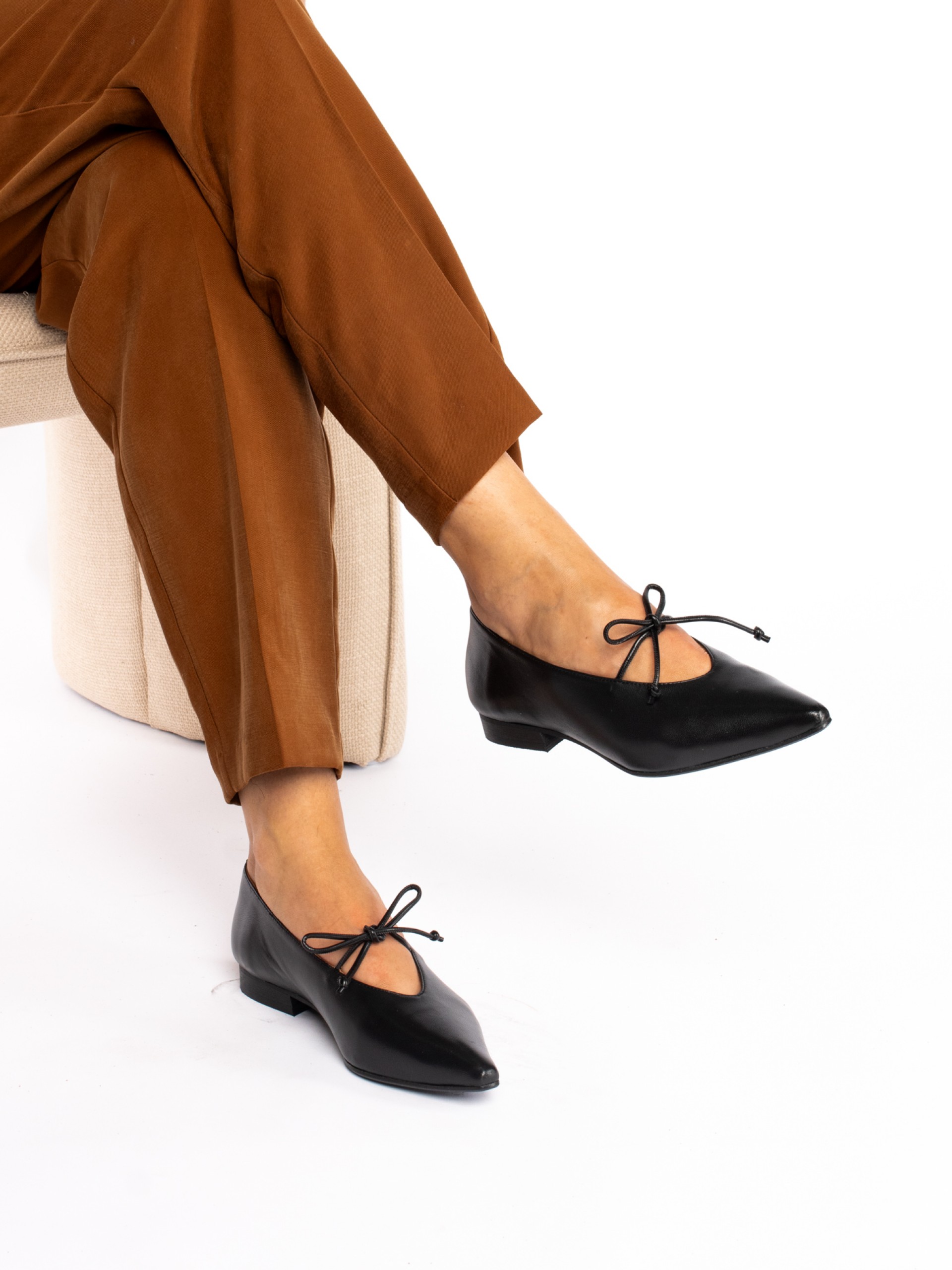 Leather shoe with lace detail