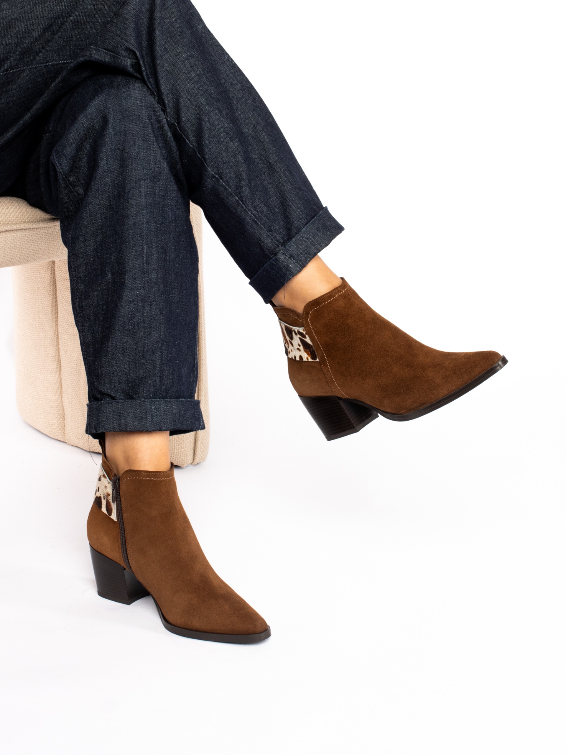 Botim em camurça com tira em pêlo