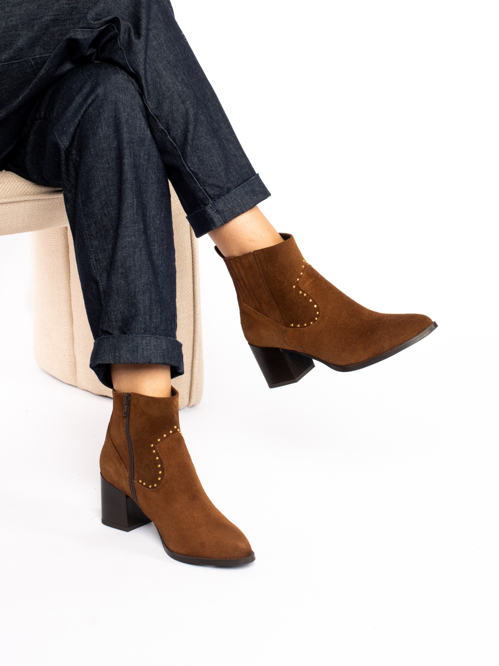 Botim de Salto em Camurça com elástico e Tachas