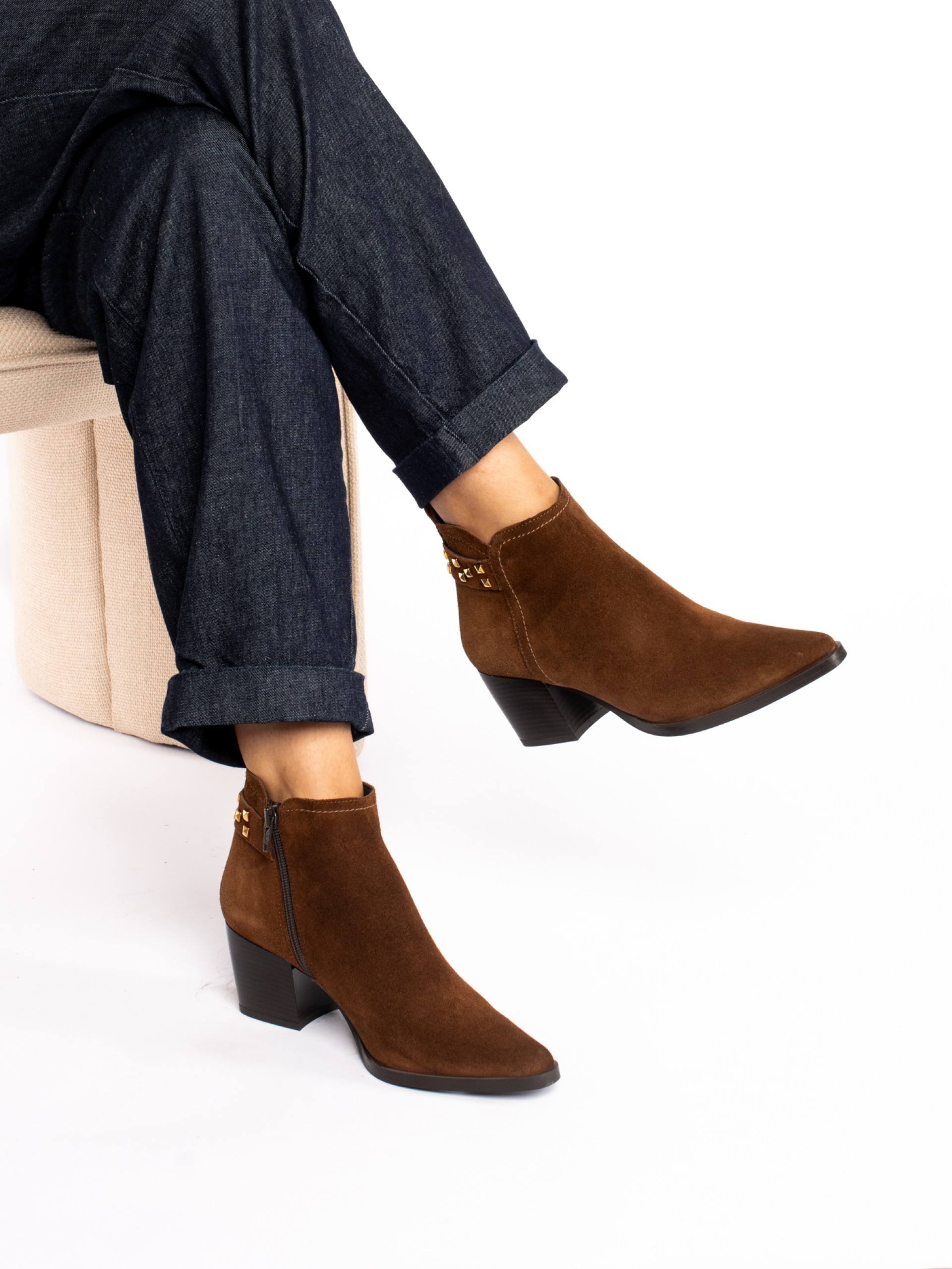 Botim em camurça com tira com tachas