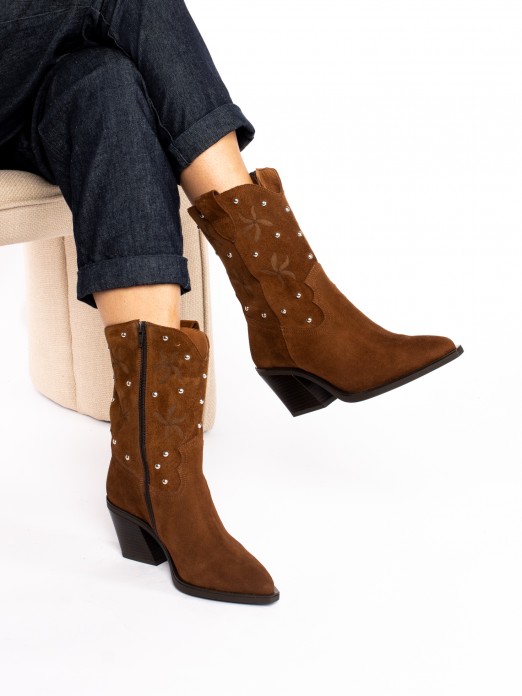 Meia bota em Camurça com tachas Meia bota em Camurça com tachas