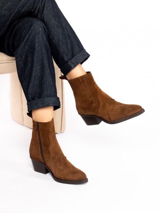 Suede Texan ankle boot with lined elastic
