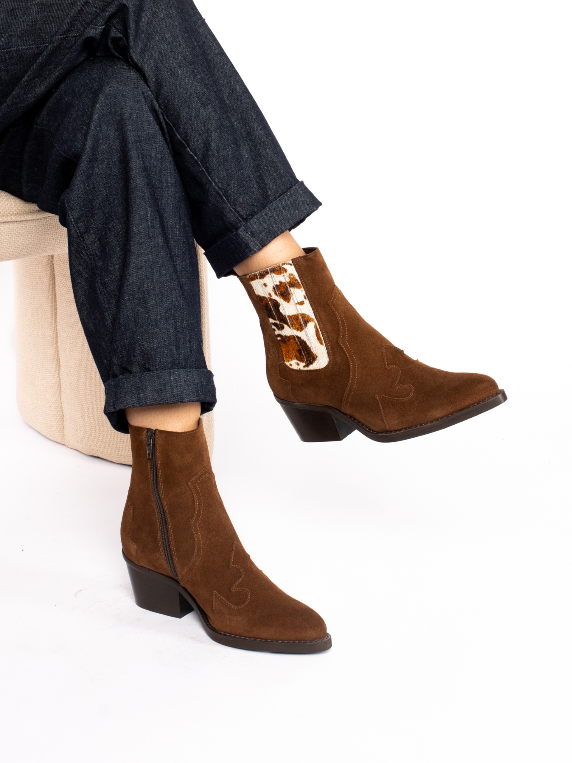 Botim texano em camurça com elástico em pêlo