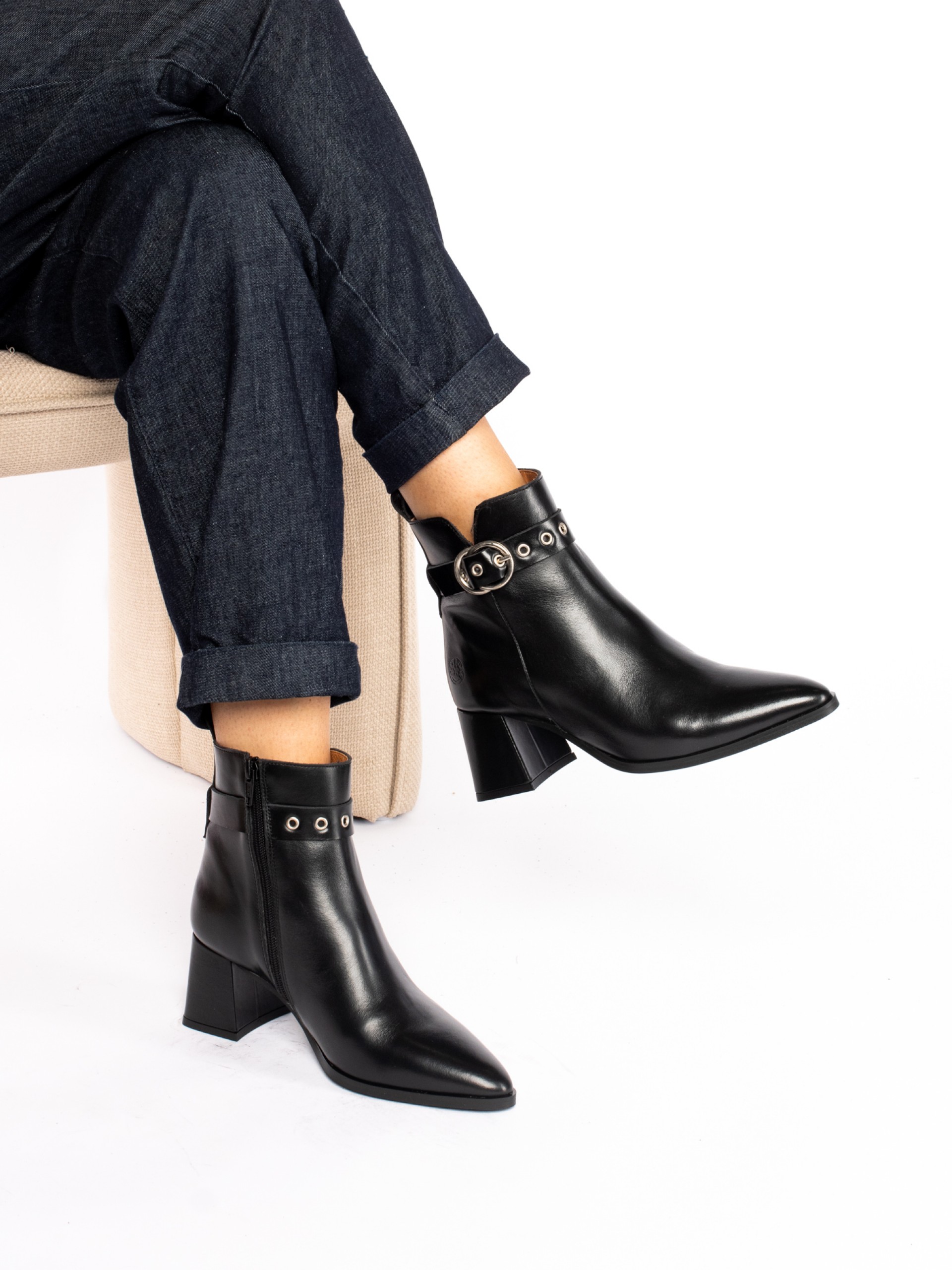 Botim em Pele com Fivela