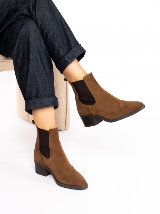 Suede Ankle Boots with Covered Elastic Suede Ankle Boots with Covered Elastic