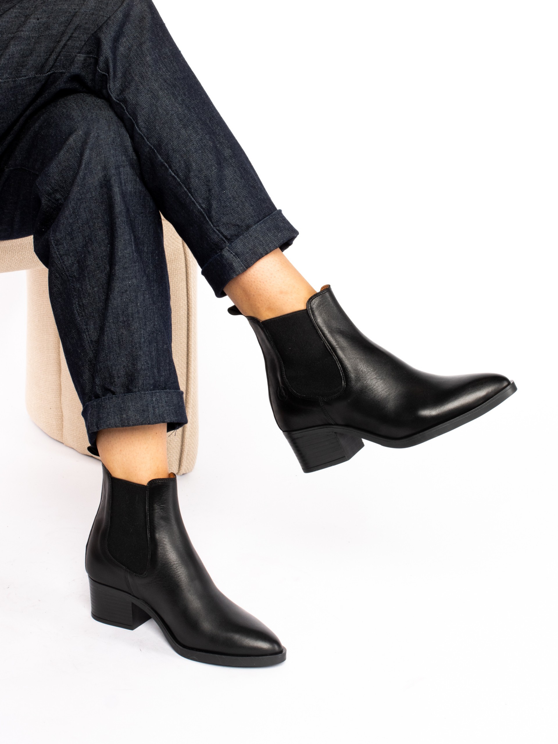 Botim com Salto e Elásticos em Pele