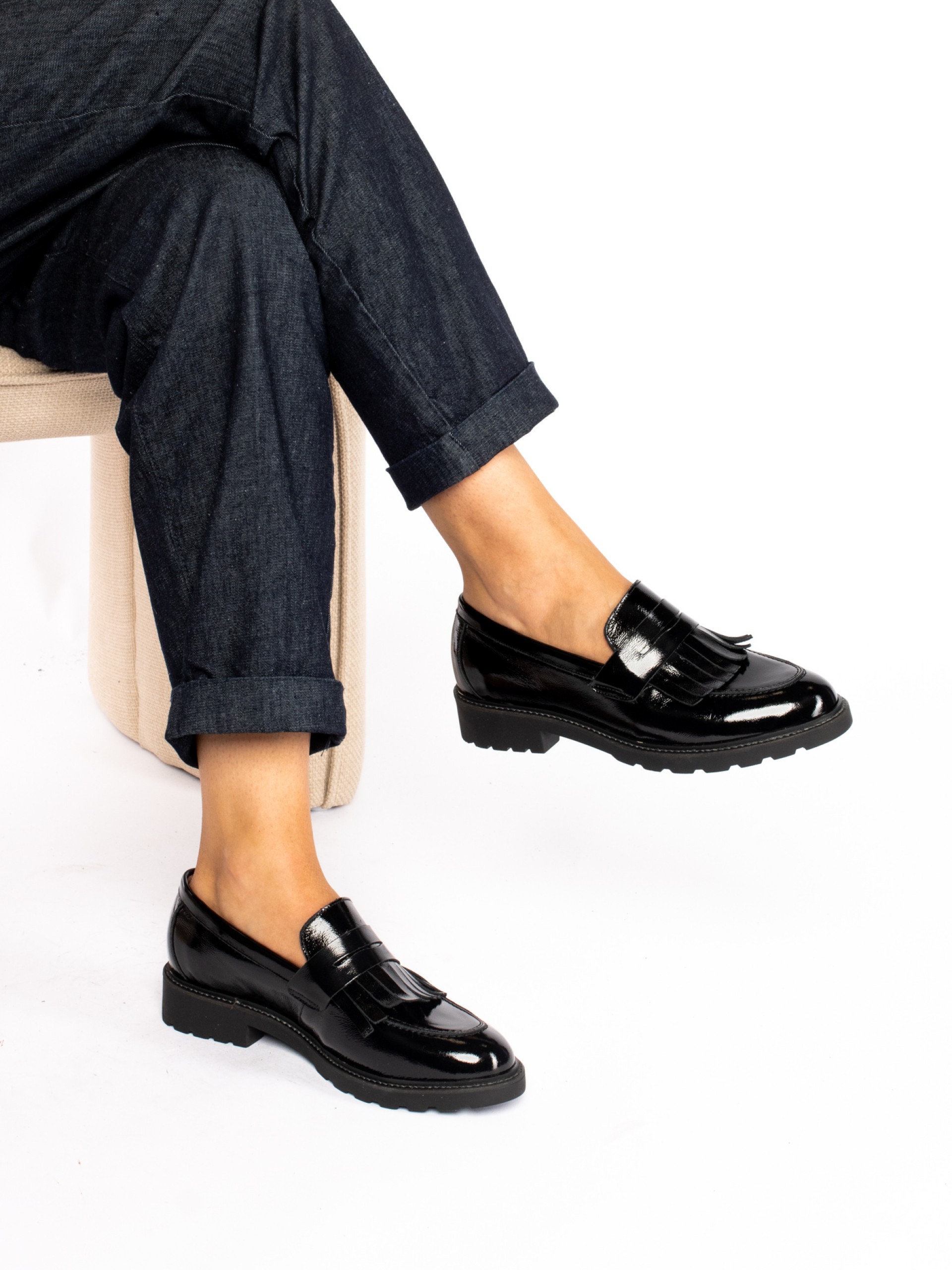 Patent-leather fringe shoe