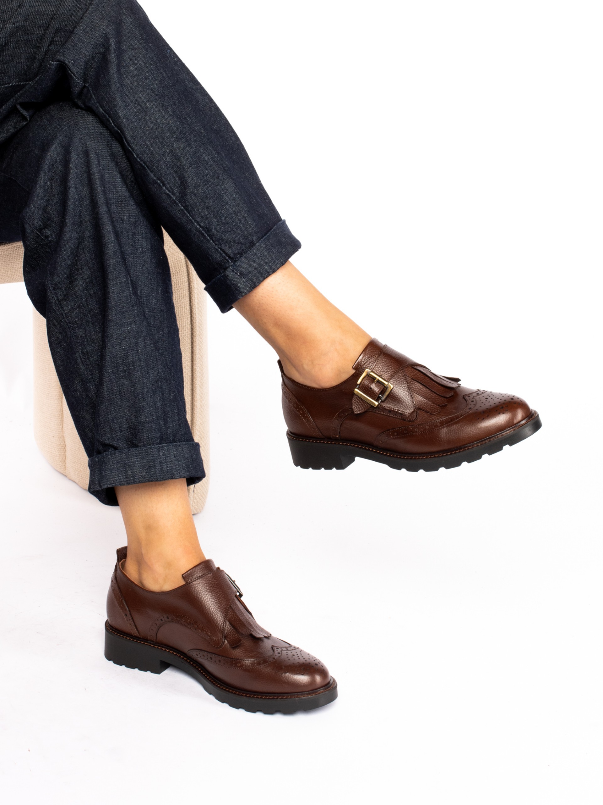 Sapato Oxford com Fivela em Pele