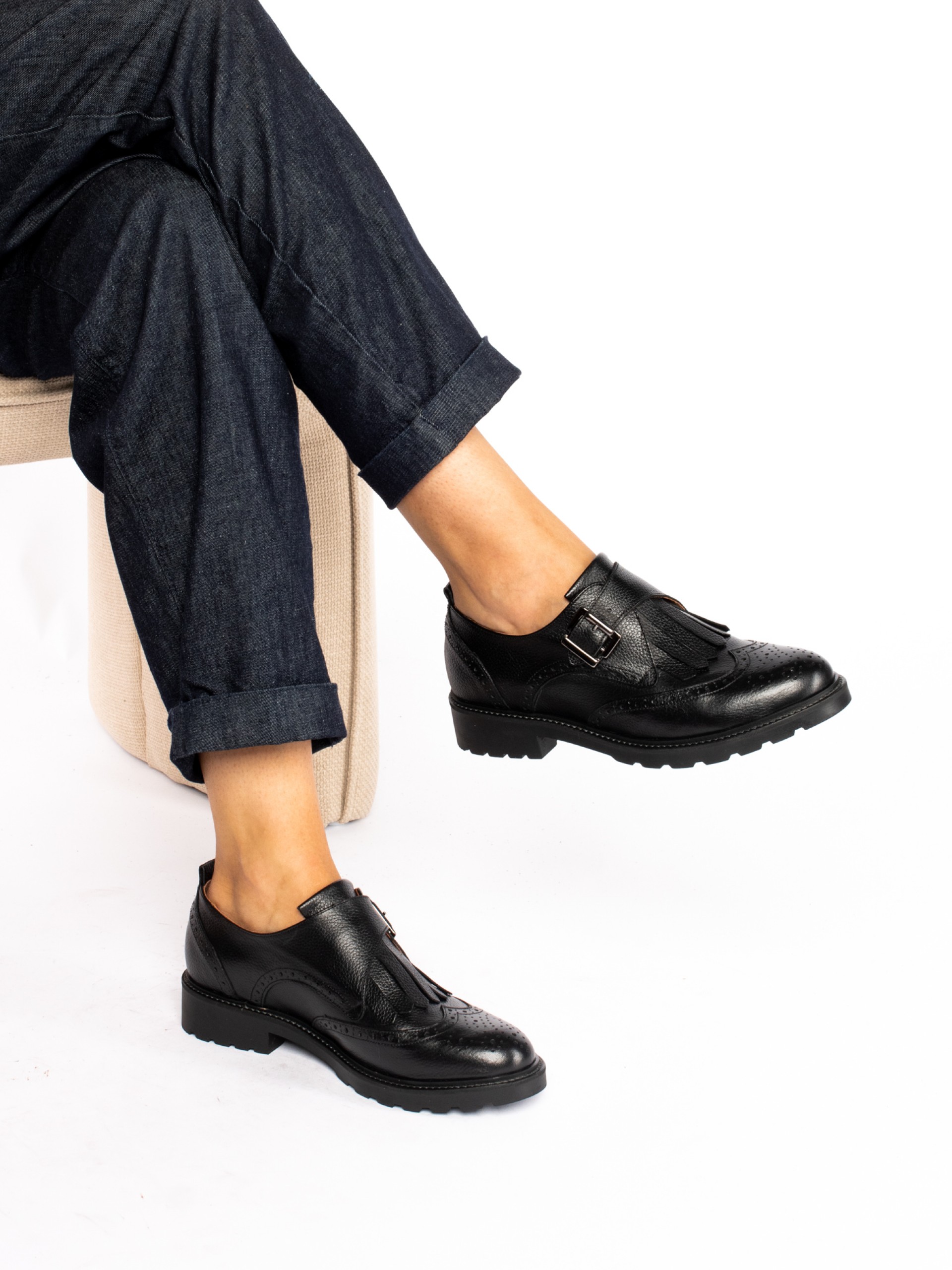 Sapato Oxford com Fivela em Pele