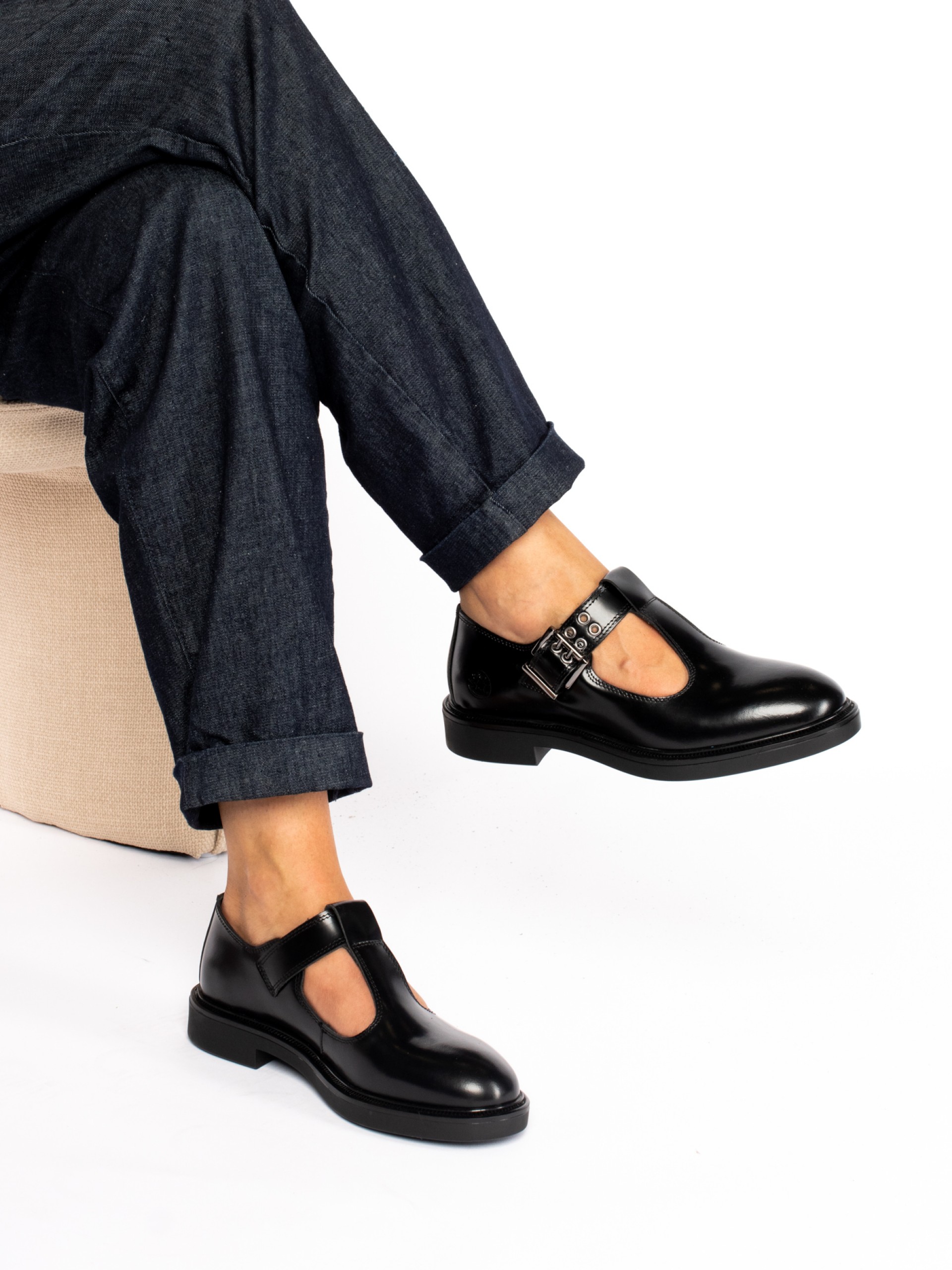 Polished leather shoe
with strap