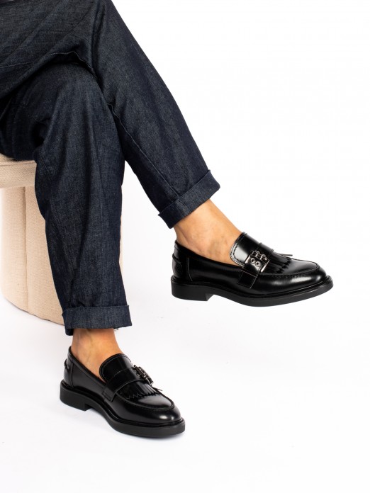 Leather moccasin with fringe