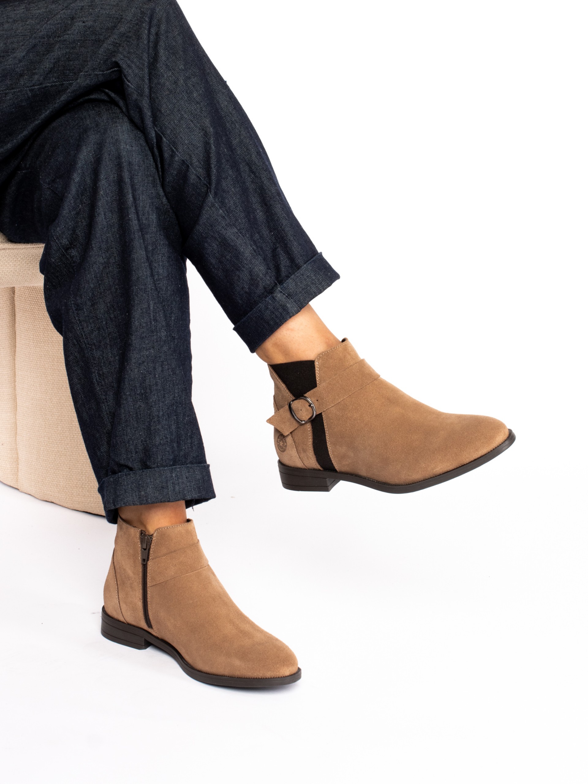 Botim com Elástico fivela Camurça