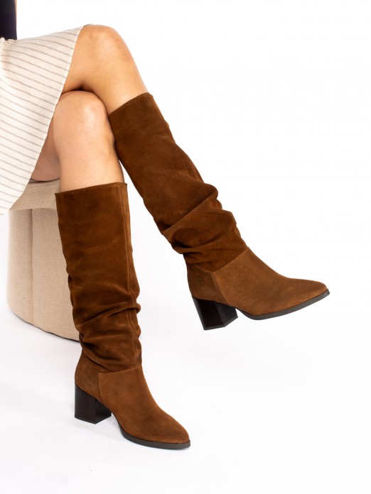 Bota de Salto Cano Enrugado em Camura