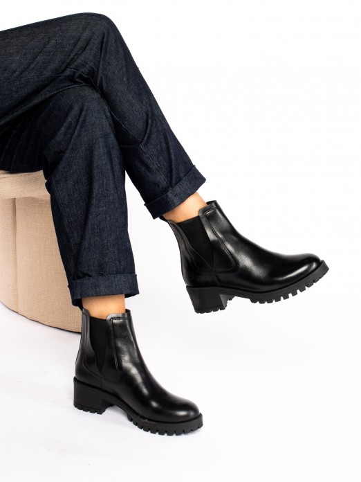 Leather ankle boots with 
structured sole