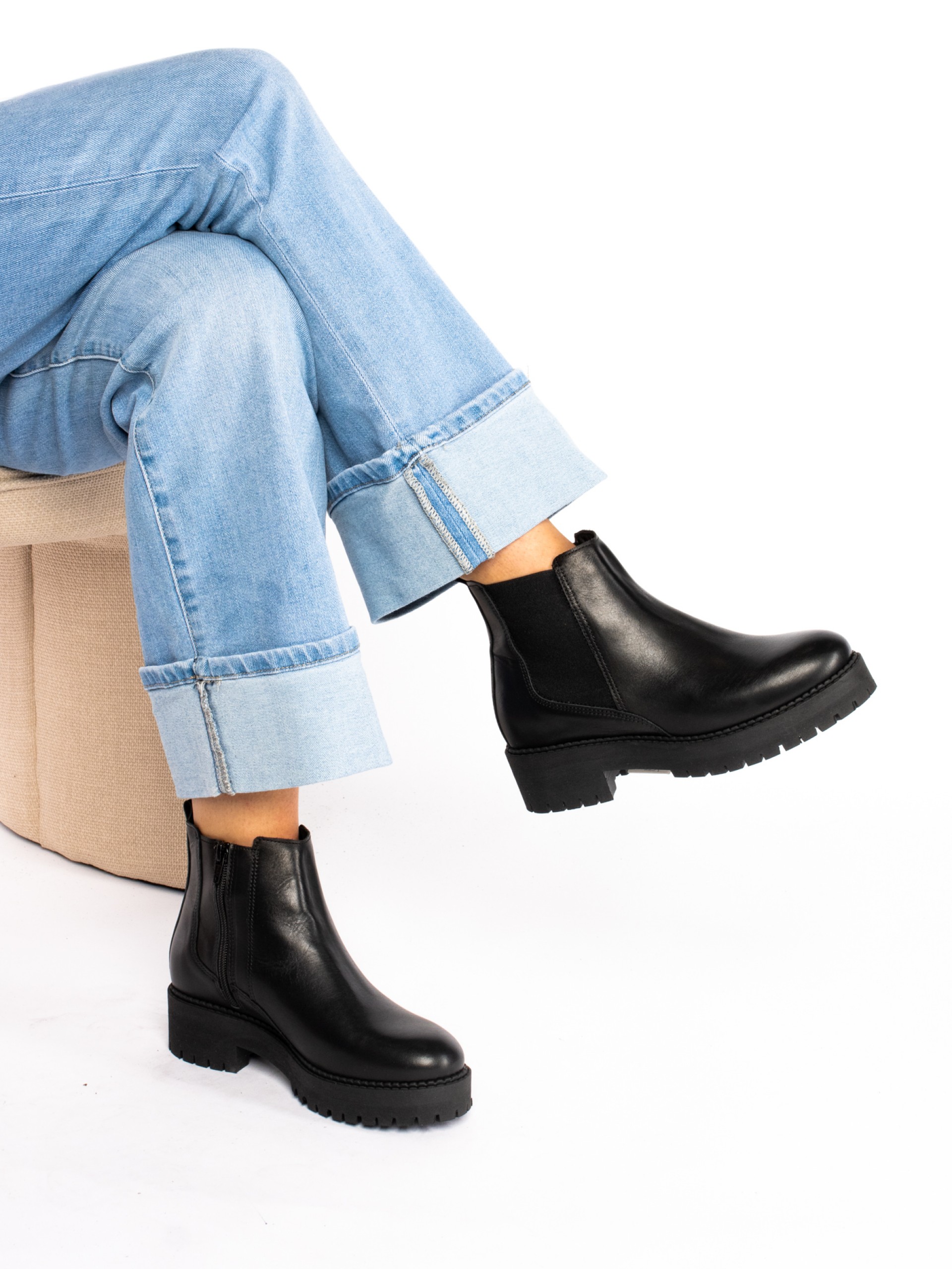 Botim Curto Com Elástico em Pele