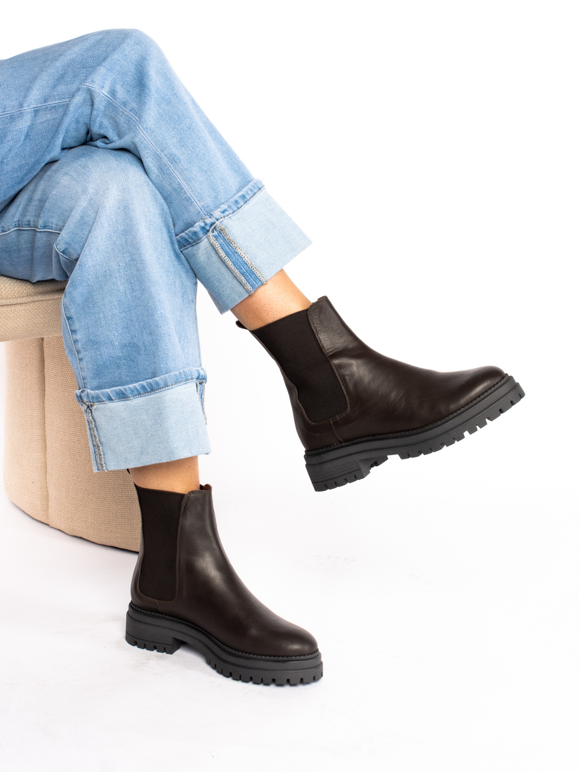 Leather ankle boots with elastic.