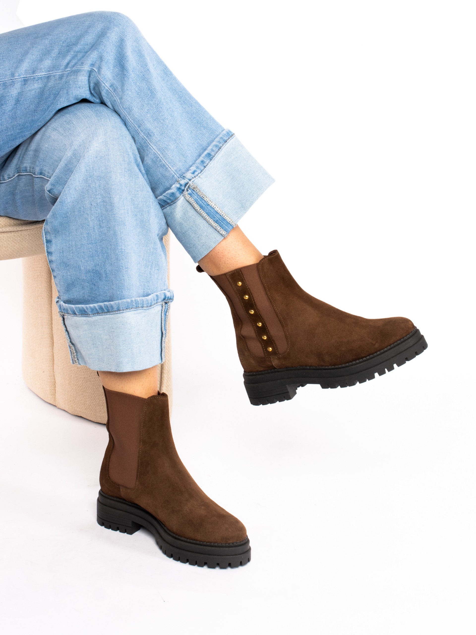 Botim com elásticos em Camurça e Tachas