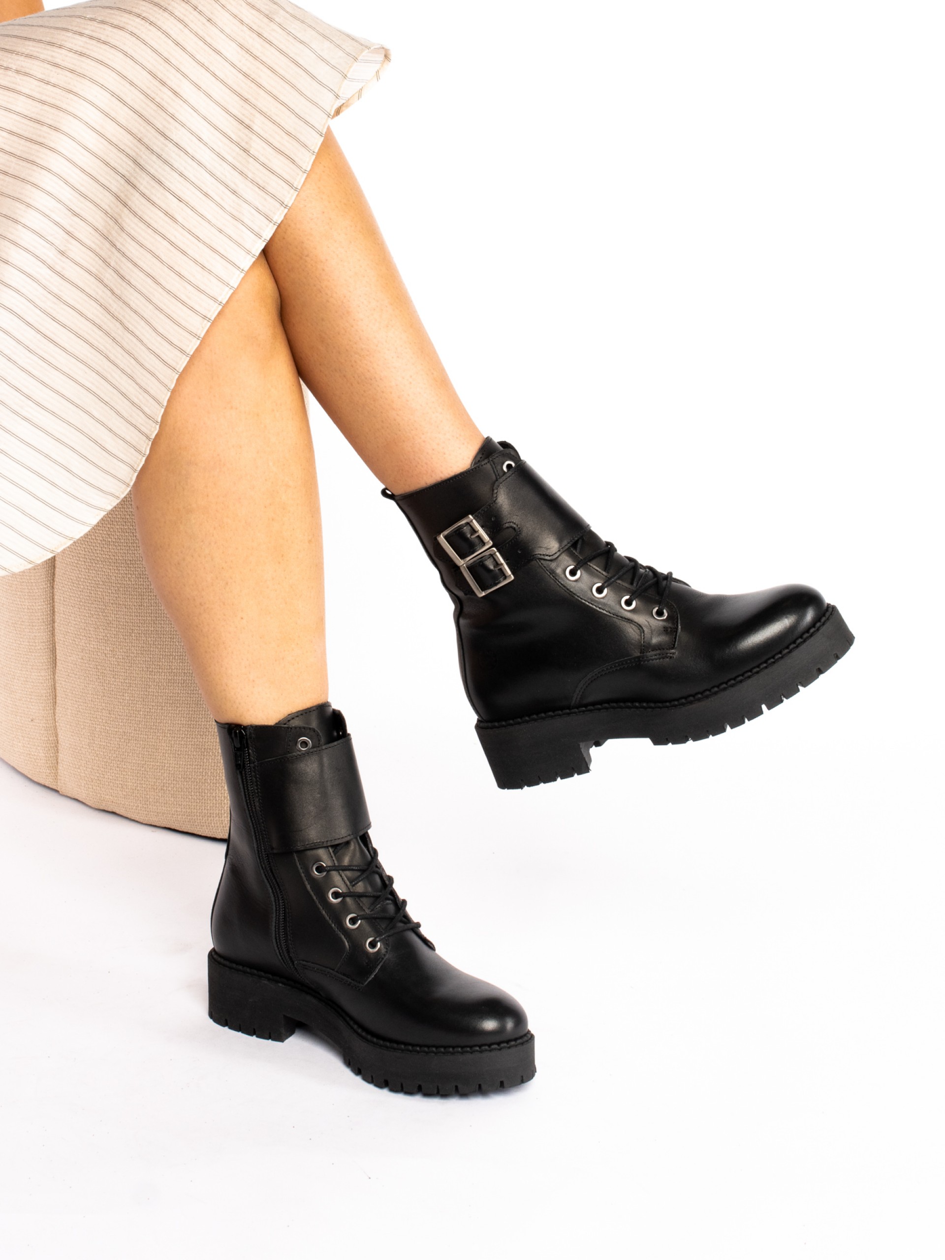 Botim Militar em Pele
com Fivelas