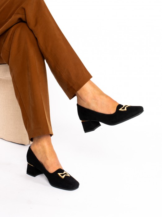 Suede shoe with gold detail