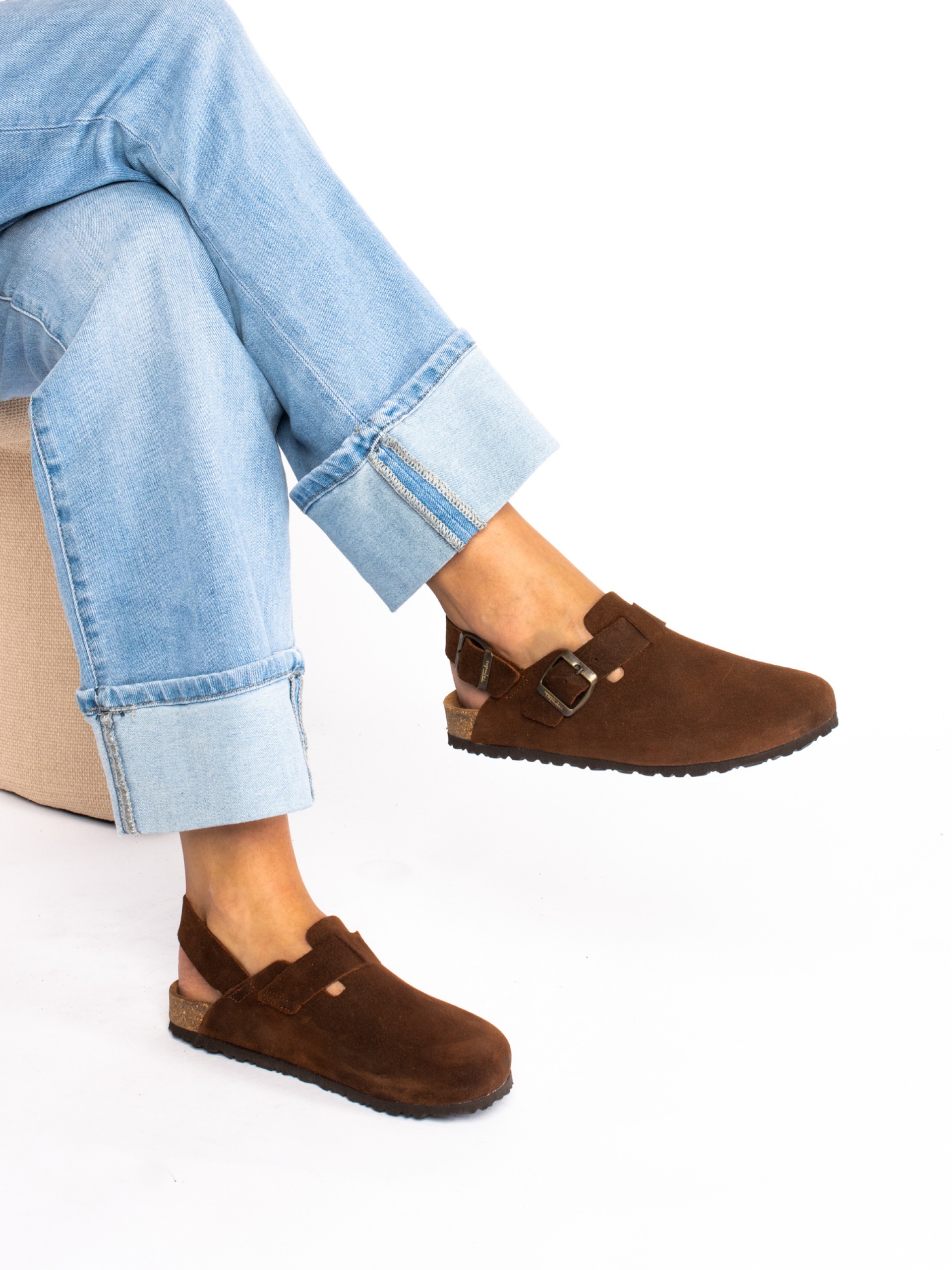 Clogs em camurça com tira no calcanhar