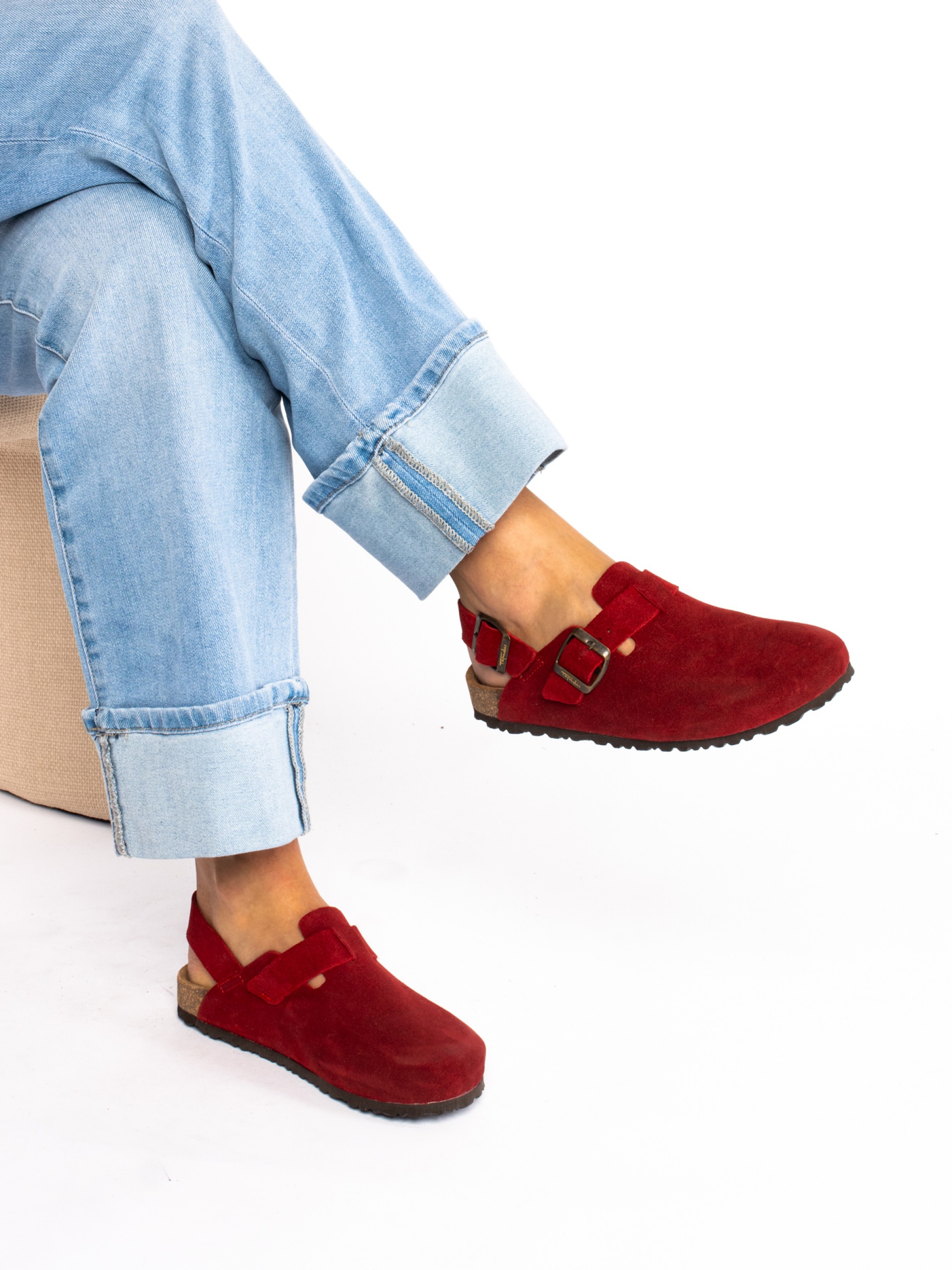 Clogs em camurça com tira no calcanhar