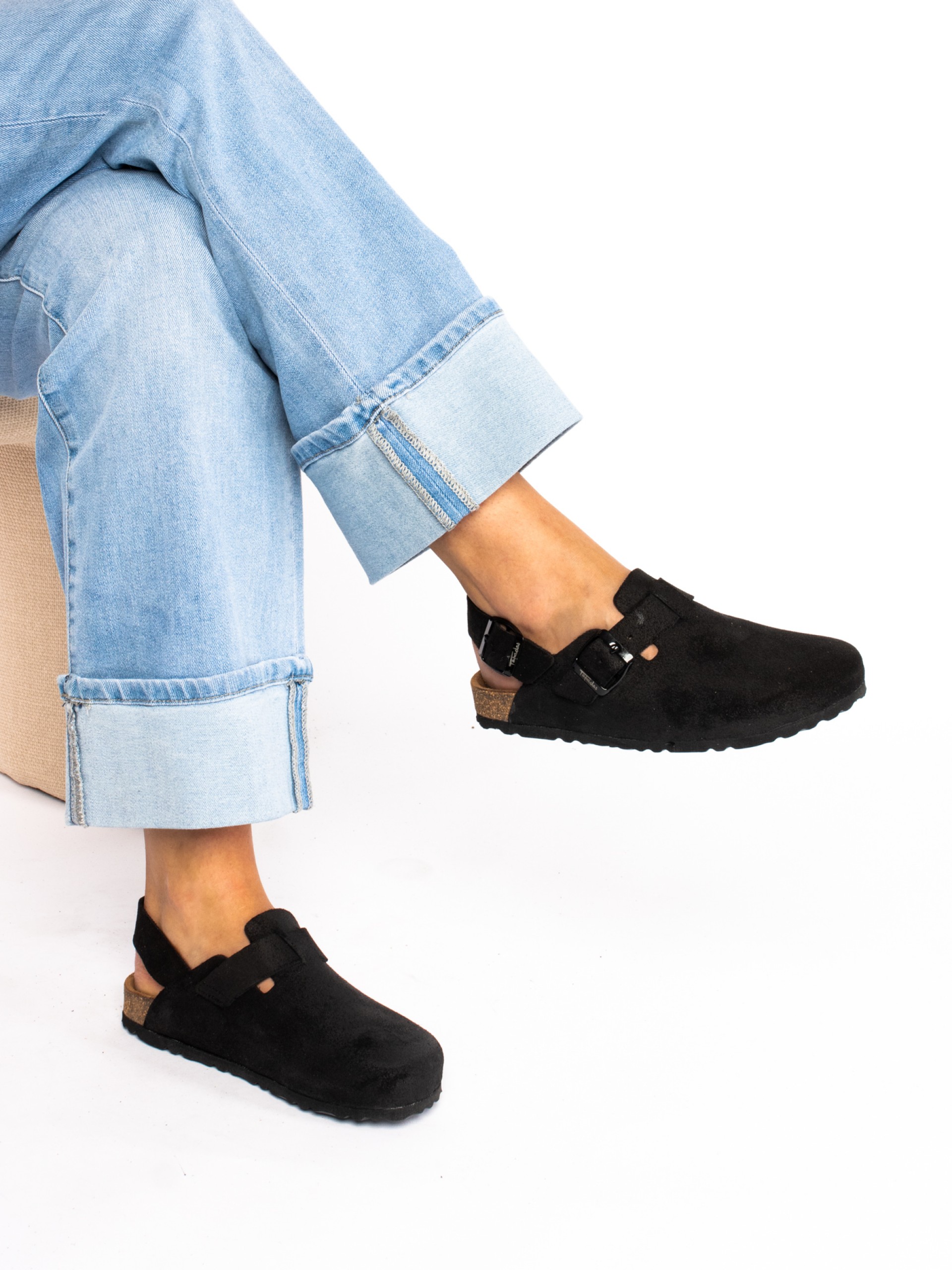 Clogs em camurça com tira no calcanhar