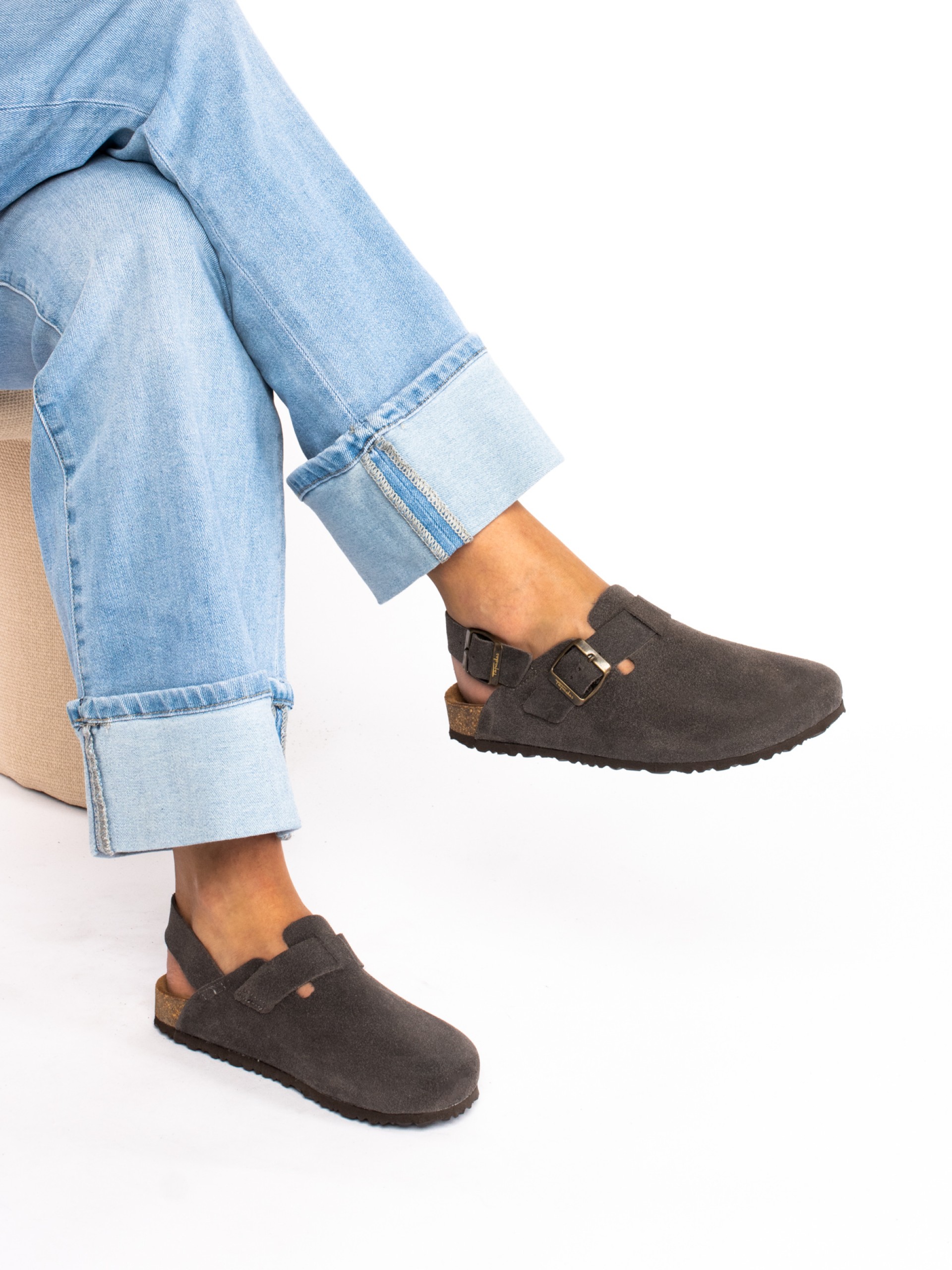 Clogs em camurça com tira no calcanhar