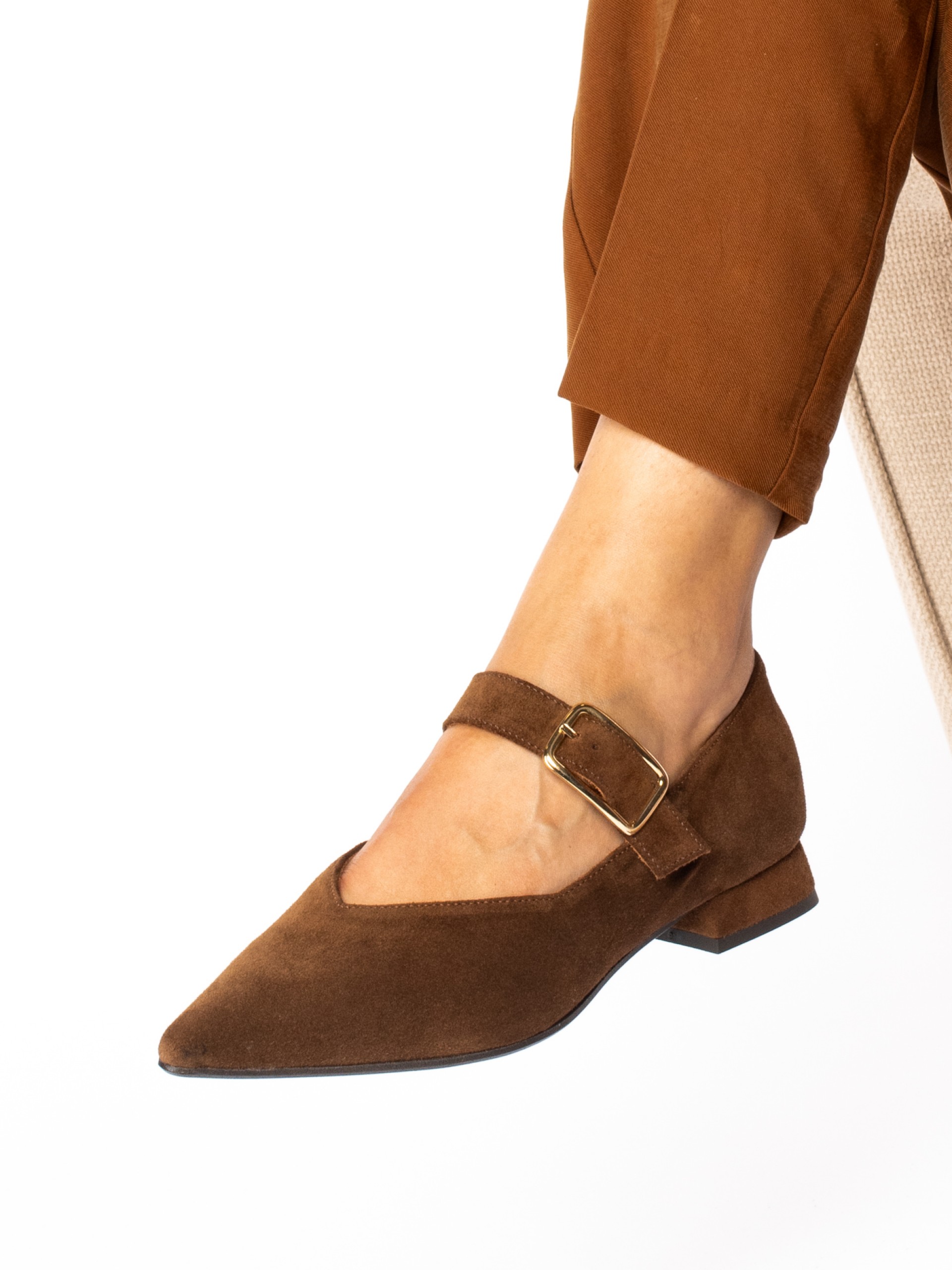 Suede buckle shoe