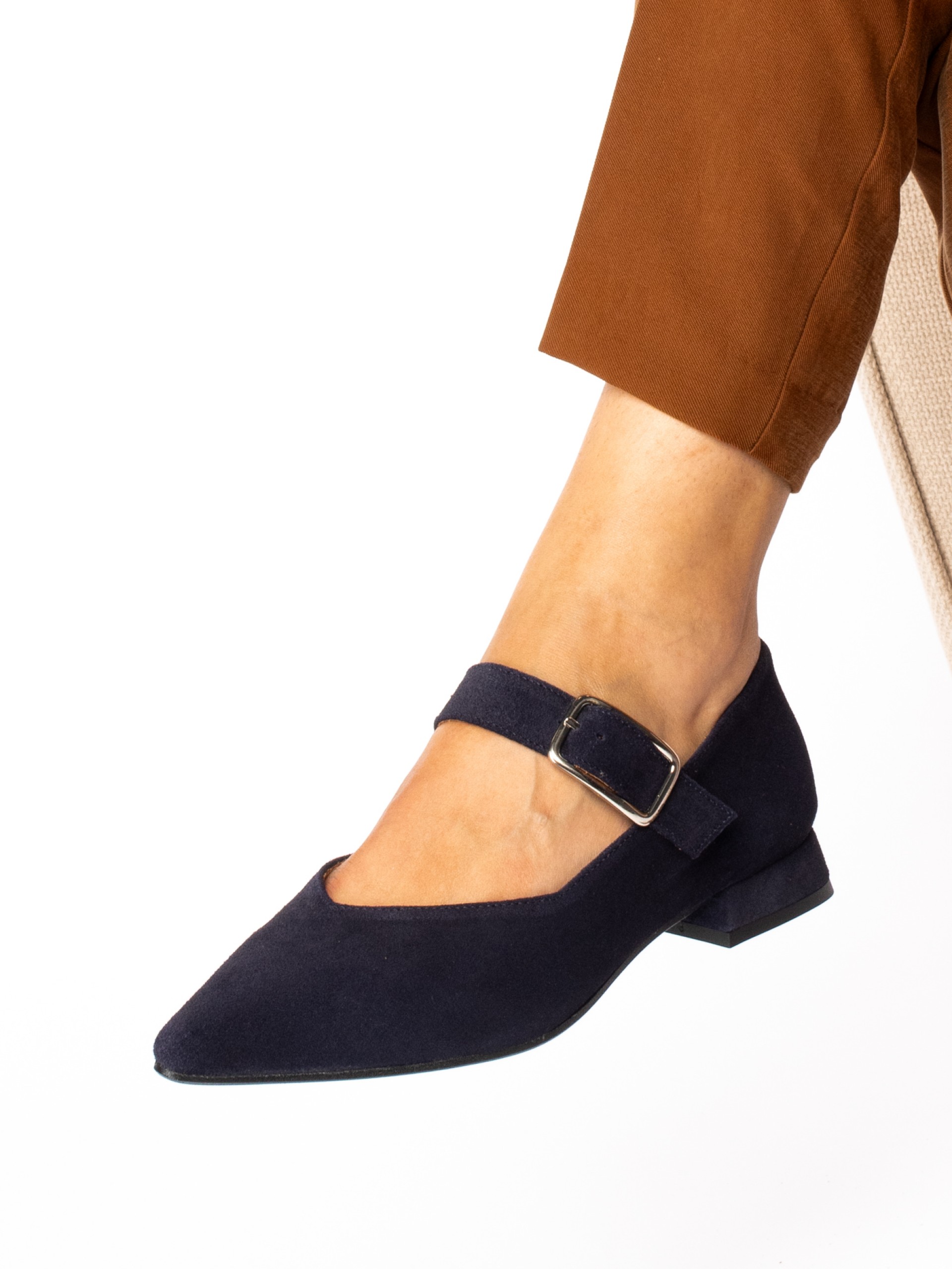 Suede buckle shoe