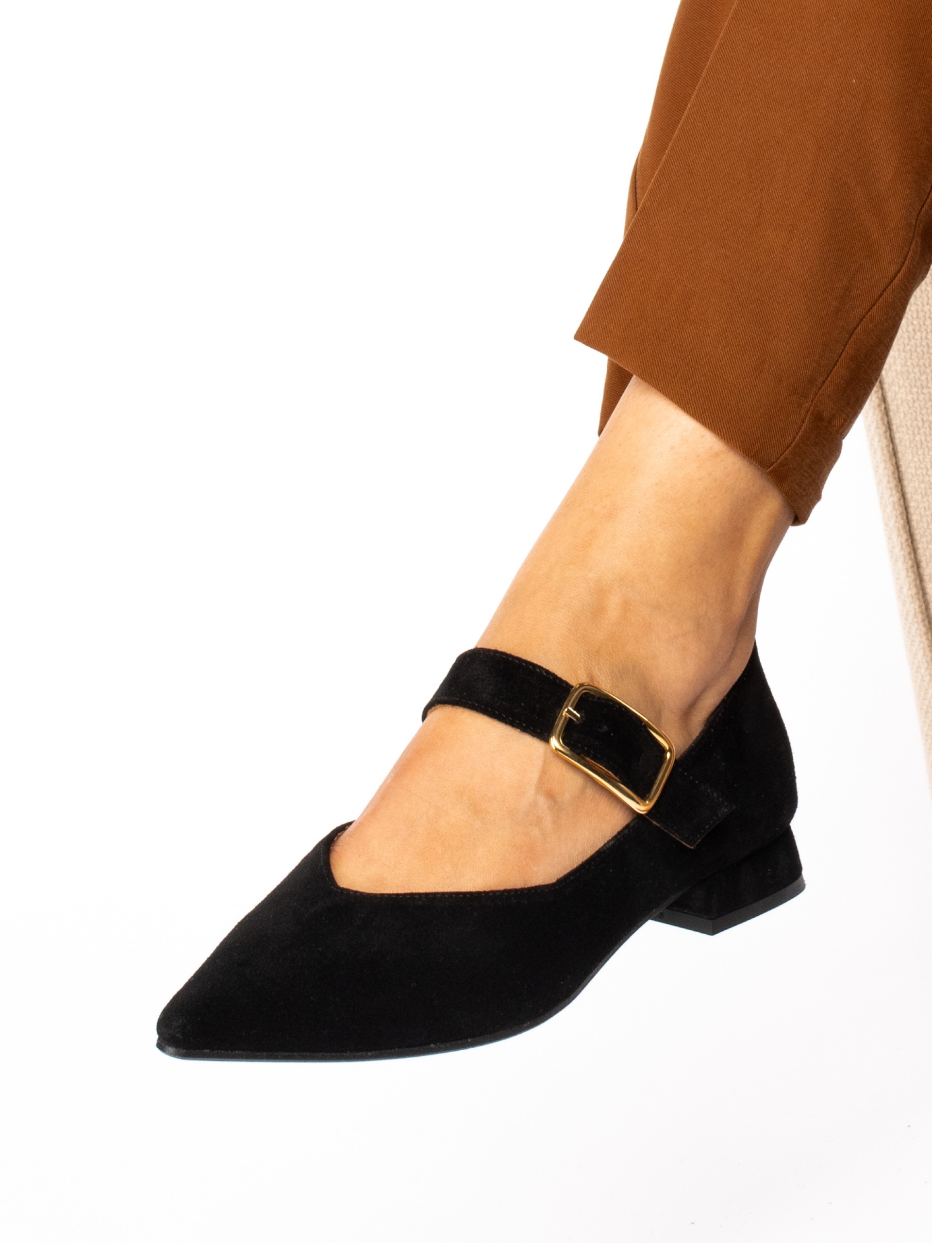 Suede buckle shoe