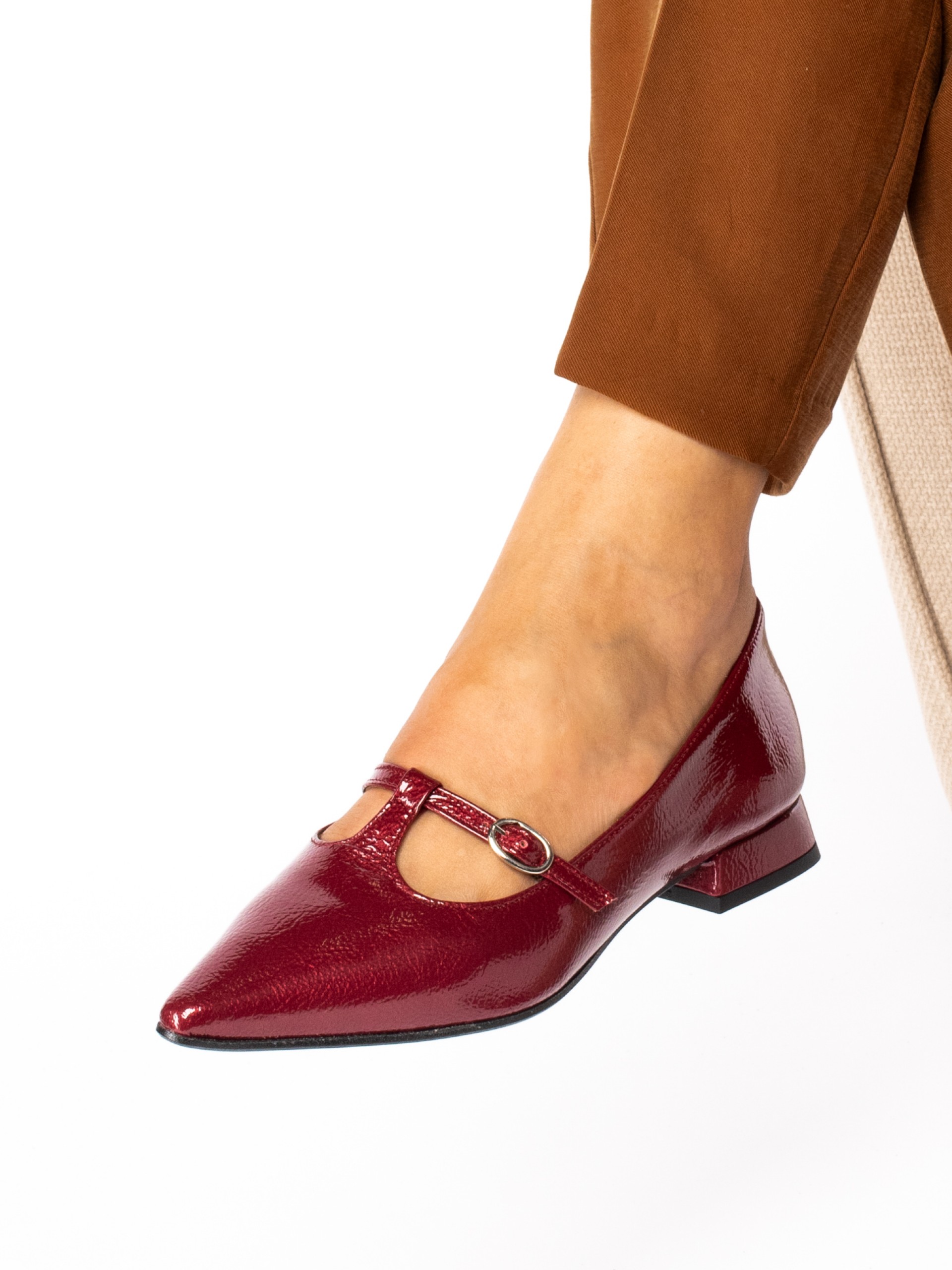 Low heel patent leather shoe