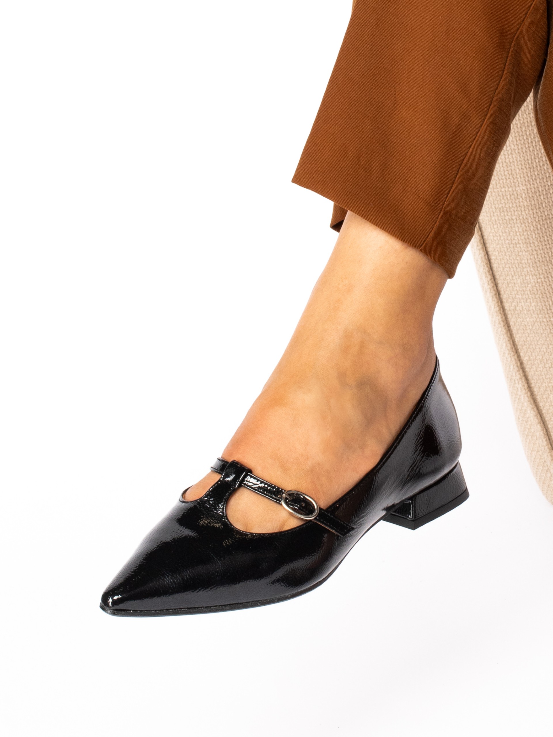 Low heel patent leather shoe