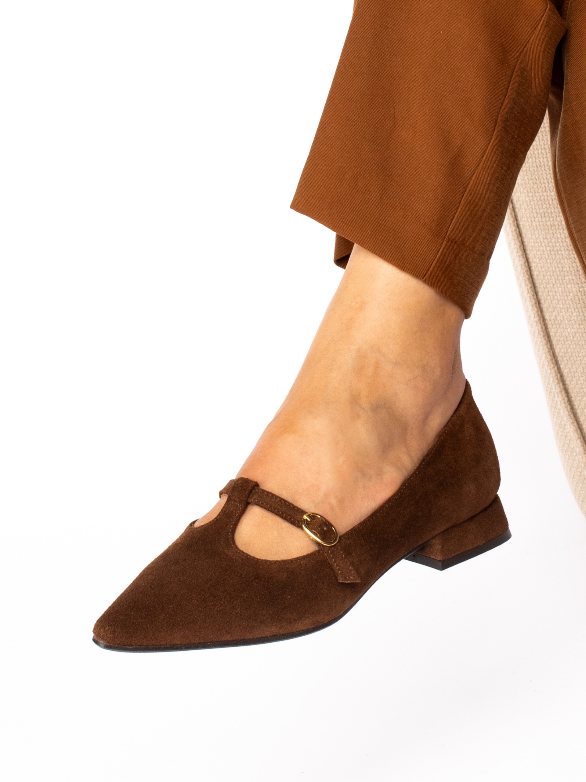 Low heel suede shoe
