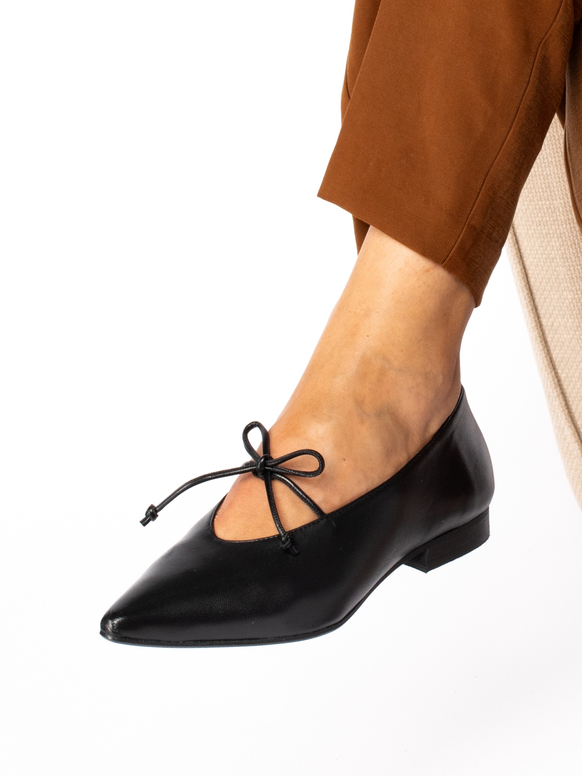 Leather shoe with lace detail