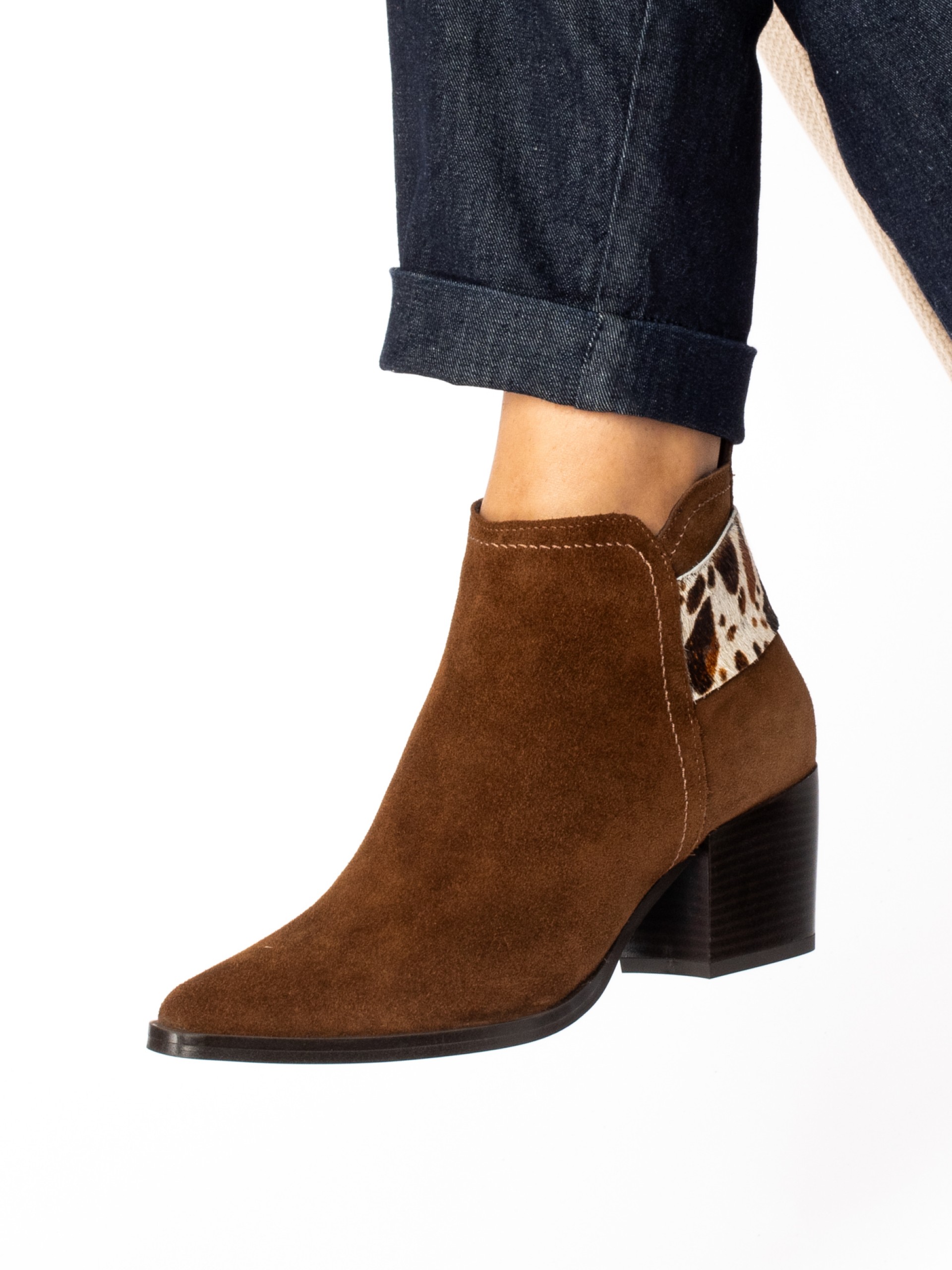 Botim em camurça com tira em pêlo