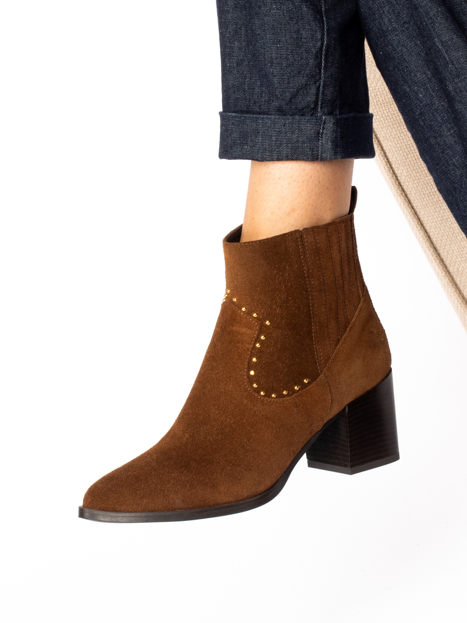 Botim de Salto em Camurça com elástico e Tachas