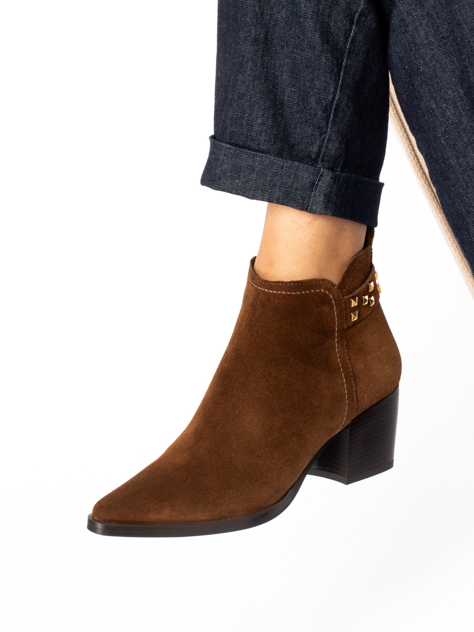 Botim em camurça com tira com tachas