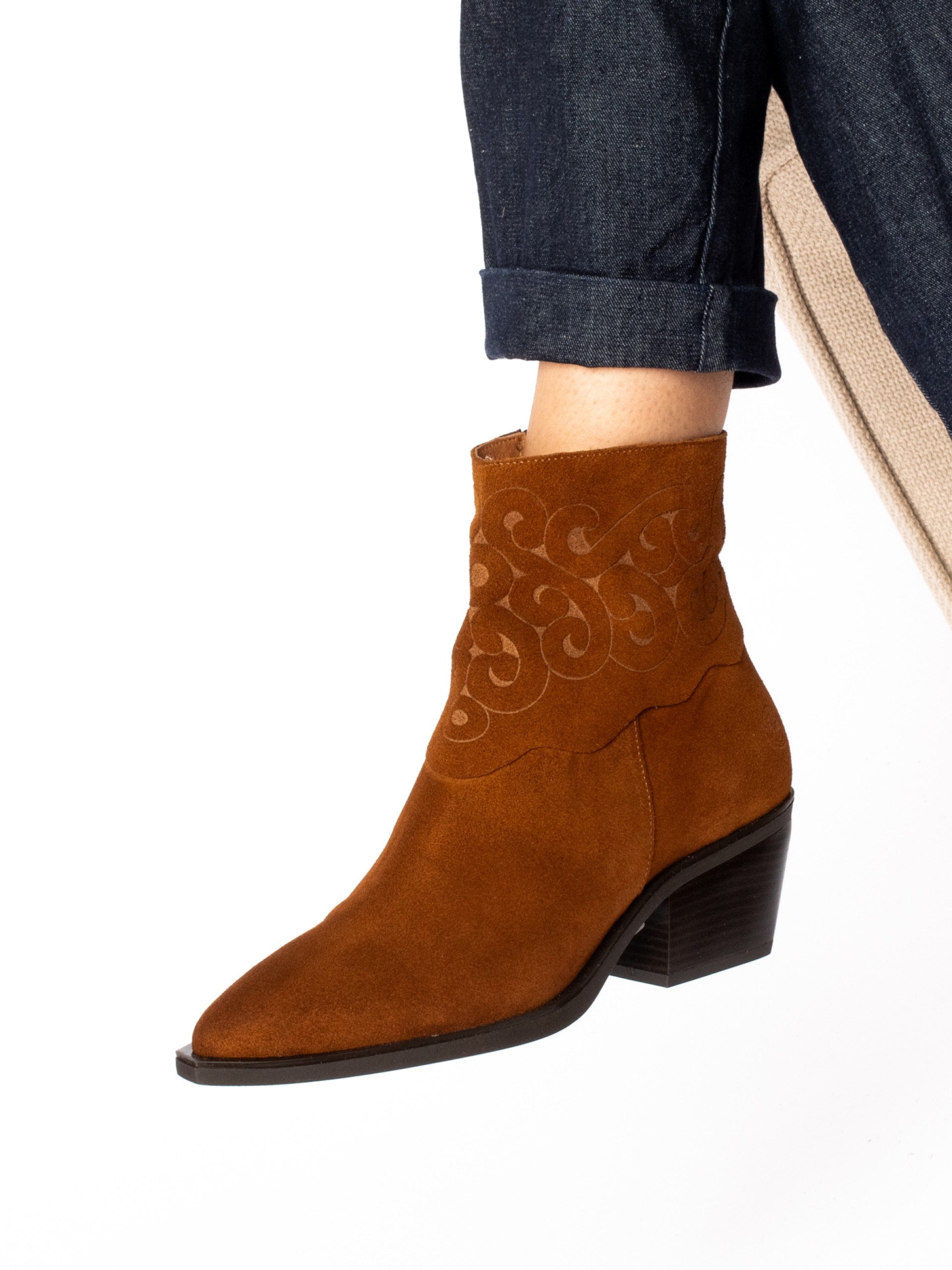 Botim em Camurça com Gola