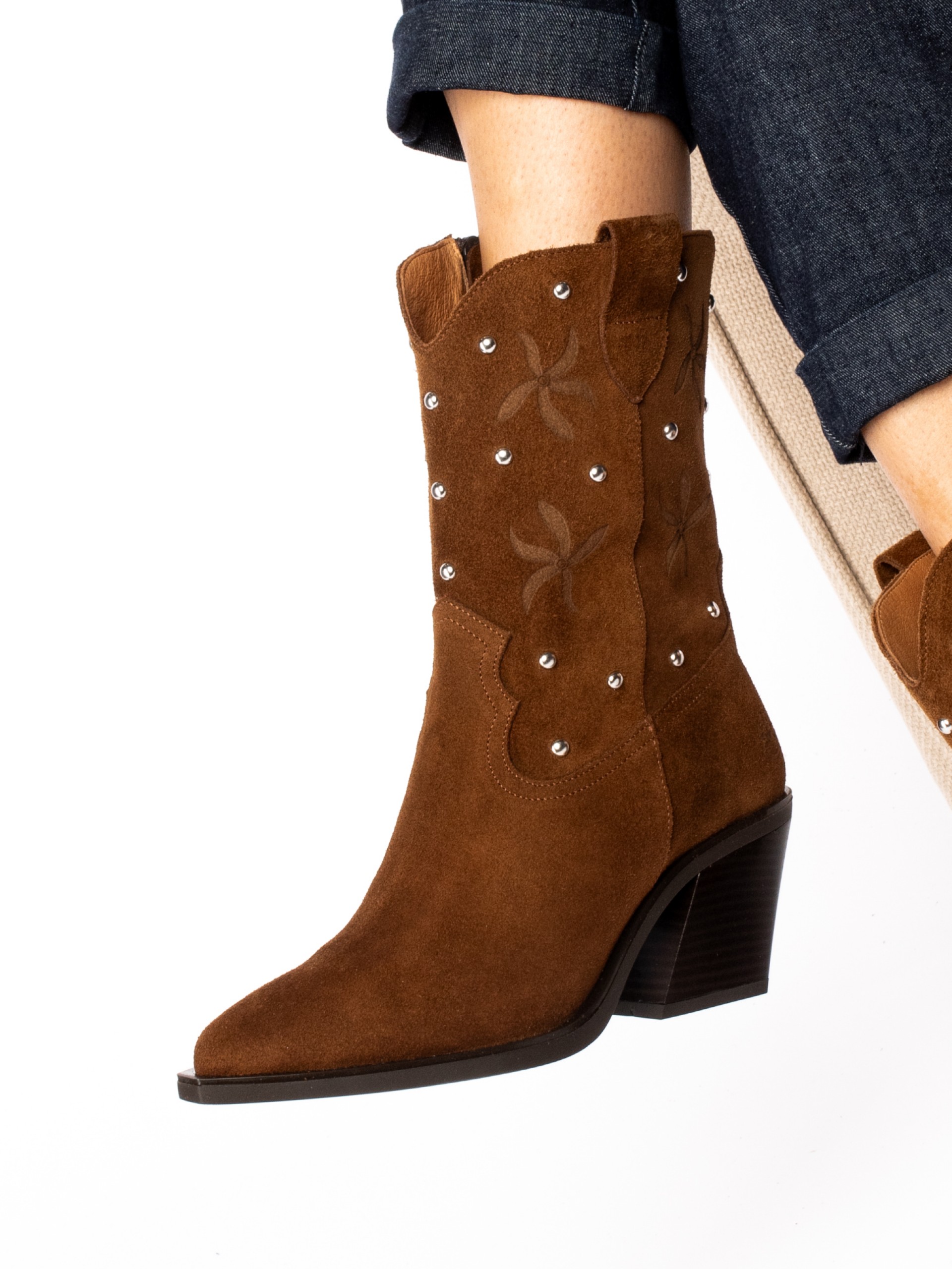 Meia bota em Camurça com tachas