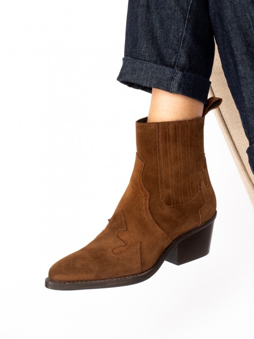 Suede Texan ankle boot with lined elastic